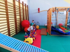 KRASNOLUDKI W SALI ZABAW_1