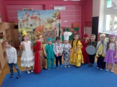 Motylki realuzują  zadanie własne z projektu #Magiczna Moc Bajek - przedstawienie dla kolegów i koleżanek_1
