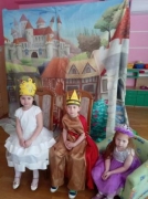 Motylki realizują  zadanie własne z projektu #Magiczna Moc Bajek - przedstawienie dla kolegów i koleżanek