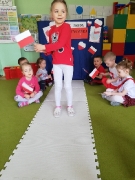 Pokaz mody patriotycznej u Biedronek_1