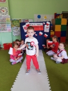 Pokaz mody patriotycznej u Biedronek