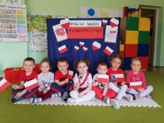 Pokaz mody patriotycznej u Biedronek_3