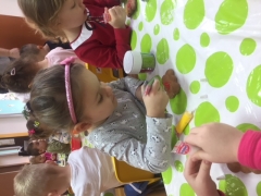 Pszczółki dekorują pierniczki_1