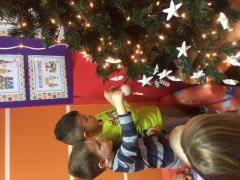 Pszczółki ubierają choinkę_10