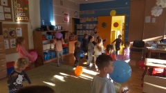 ZABAWY RUCHOWE Z BALONAMI_4