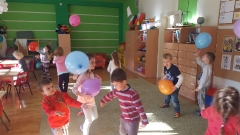 ZABAWY RUCHOWE Z BALONAMI_8