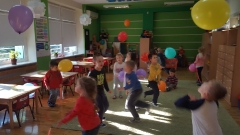 ZABAWY  RUCHOWE Z BALONAMI 