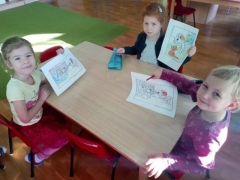 Smerfy realizują pierwszy moduł Szacunek w ramach projektu Magiczna Moc Bajek i poznają bohatera  dobranocek z dawnych lat Reksia_1