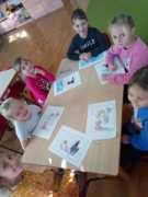 Smerfy realizują pierwszy moduł Szacunek w ramach projektu Magiczna Moc Bajek i poznają bohatera  dobranocek z dawnych lat Reksia