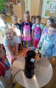 Smerfy robią soki owocowo-warzywne w ramach projektu 