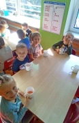 Smerfy robią soki owocowo-warzywne w ramach projektu 