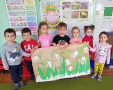 Zabawa plastyczna u Biedronek pt.  ,,Przebiśniegi