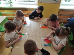 Zabawa sensoryczna ,,Kolory wiosny