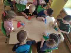 Zabawa sensoryczna ,,Kolory wiosny